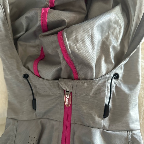 ⚡️2/$25⚡️ ASICS Women’s Run Light Jacket Gray Pink Trim | Windbreaker | Size M - Picture 10 of 10